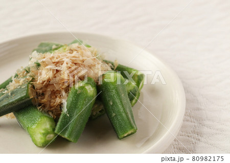 鰹節をかけた茹でたオクラ（手料理） 80982175