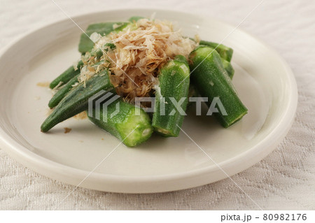 鰹節をかけた茹でたオクラ（手料理） 80982176