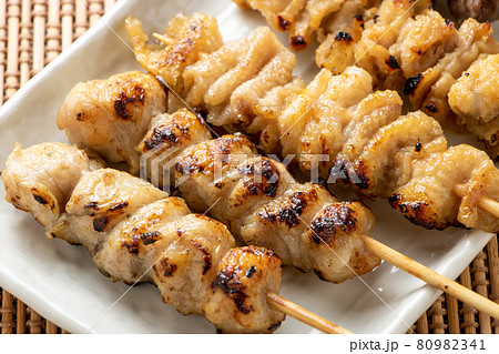 焼き鳥(塩焼き)盛り合わせの、ぼんじりと鶏皮。 80982341