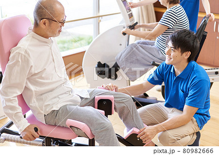 介護施設のフィットネスコーナーで運動をする高齢者 80982666