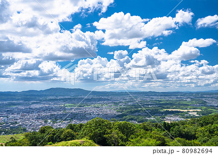 奈良県 若草山の眺望 夏空の奈良市の街並みの写真素材