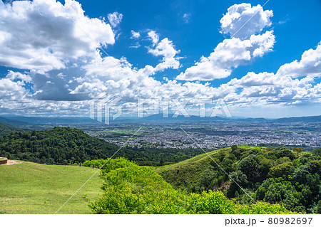 奈良県 若草山の眺望 夏空の奈良市の街並みの写真素材