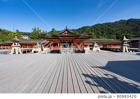厳島神社の御本社と周辺風景＜広島県宮島/8月＞ 80983420