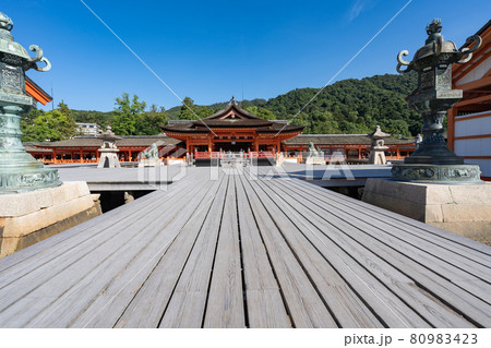 厳島神社の御本社と周辺風景＜広島県宮島/8月＞ 80983423