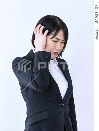 悩むビジネスウーマン　頭を抱える 80983437