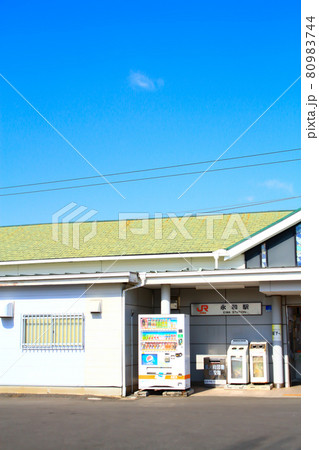 JR関西本線、永和駅前の風景 80983744