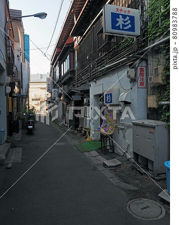 飲み屋街の小路／小樽　花園　嵐山仲店小路 80983788
