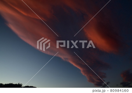 北杜市武川町、夕暮れの空に朱色の大きな夕焼雲 北杜市武川町、夕暮れの空に朱色の大きな夕焼雲 80984160