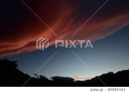 北杜市武川町、夕暮れの空に朱色の大きな夕焼雲 北杜市武川町、夕暮れの空に朱色の大きな夕焼雲 80984161