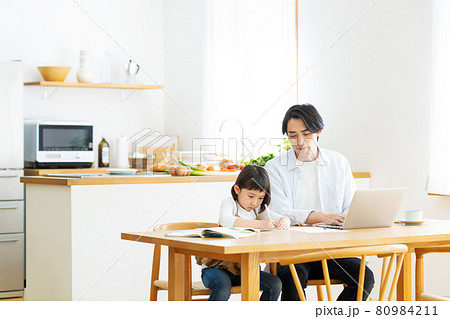 家族 テレワーク 子供 勉強 ファミリーイメージ 家族 テレワーク 子供 勉強 ファミリーイメージ 80984211