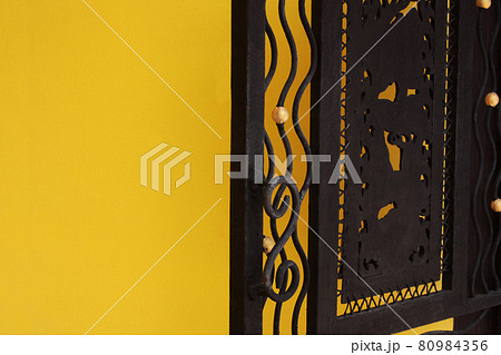 住居のおしゃれな外扉 80984356