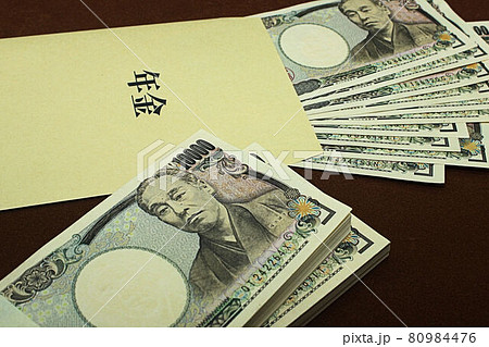 【社会保障・年金問題などに関する記事のサムネイルに】年金手帳と百万円の札束 【社会保障・年金問題などに関する記事のサムネイルに】年金手帳と百万円の札束 80984476