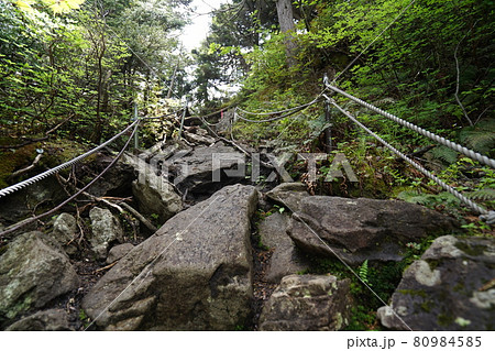 志賀高原で目立つ名山　笠ケ岳に峠の茶屋から登る　山頂に近づくと岩が多く、ロープもある 80984585