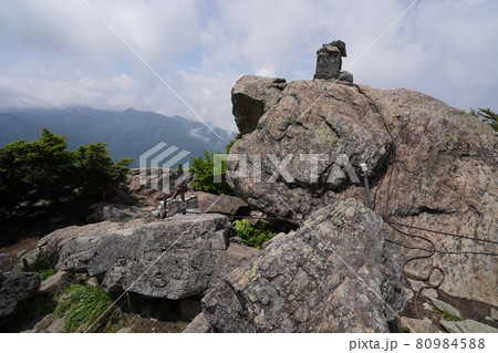 志賀高原のシンボル的な名山 笠ケ岳に峠の茶屋から登る 岩でできた広い山頂 志賀高原のシンボル的な名山 笠ケ岳に峠の茶屋から登る 岩でできた広い山頂 80984588