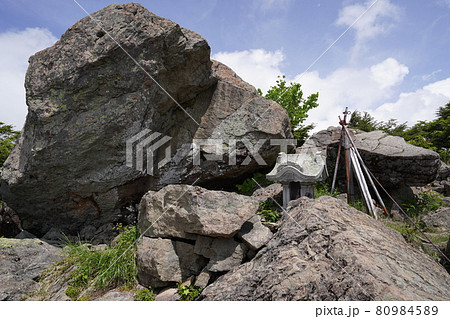 志賀高原のシンボル的な名山 笠ケ岳に峠の茶屋から登る 岩でできた広い山頂 志賀高原のシンボル的な名山 笠ケ岳に峠の茶屋から登る 岩でできた広い山頂 80984589