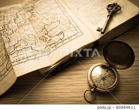 ヨーロッパの古地図とアンティーク小物 80984611