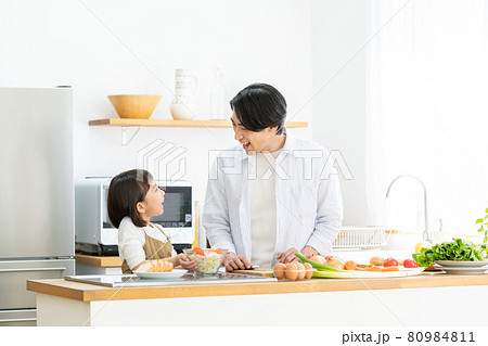 家族 キッチン 子供 親子 ファミリーイメージ 80984811