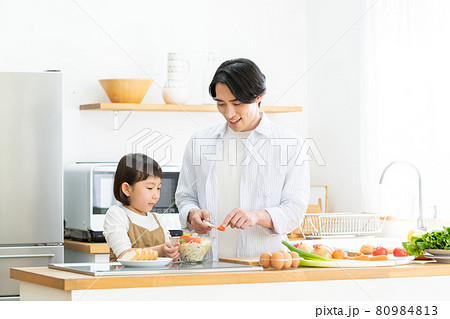 家族 キッチン 子供 親子 ファミリーイメージ 80984813