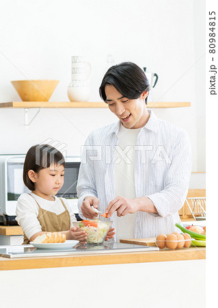 家族 キッチン 子供 親子 ファミリーイメージ 80984815