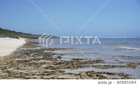夏の久高島のウガン浜 夏の久高島のウガン浜 80985064