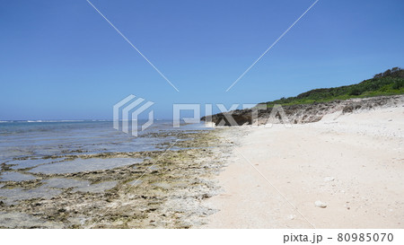 夏の久高島のウガン浜 夏の久高島のウガン浜 80985070