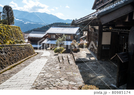 【馬籠宿】冬晴れの中山道 80985174