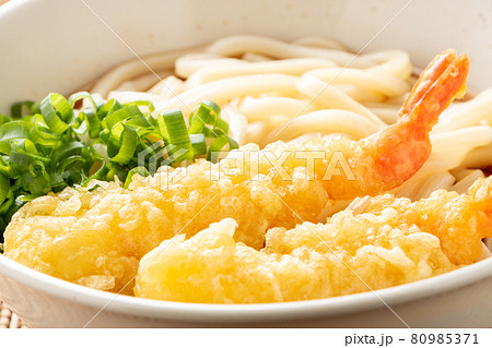 海老天ぶっかけうどんの海老天のアップ。 80985371