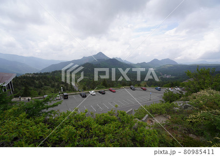 志賀高原　国道292号線　渋峠に向かう道路の横手山ののぞき分岐付近から見る笠ヶ岳 80985411