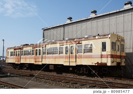 車両基地に停車する関東鉄道キハ300形ディーゼルカー 車両基地に停車する関東鉄道キハ300形ディーゼルカー 80985477