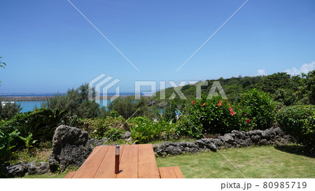 夏の久高島の港公園の風景 夏の久高島の港公園の風景 80985719
