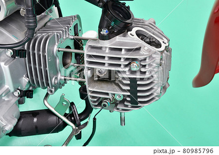 分解整備中のバイク 80985796