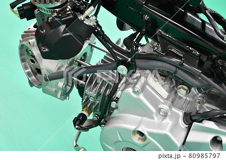 分解整備中のバイク 80985797
