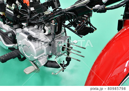 分解整備中のバイク 80985798