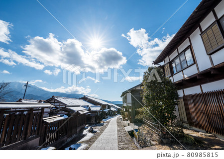 【馬籠宿】冬晴れの中山道 80985815