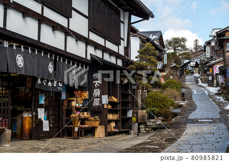 【馬籠宿】冬晴れの中山道 80985821
