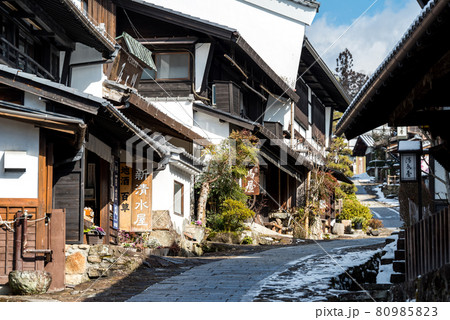 【馬籠宿】冬晴れの中山道 【馬籠宿】冬晴れの中山道 80985823