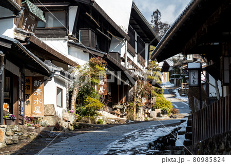 【馬籠宿】冬晴れの中山道 【馬籠宿】冬晴れの中山道 80985824