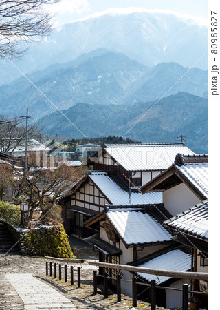 【馬籠宿】冬晴れの中山道 80985827