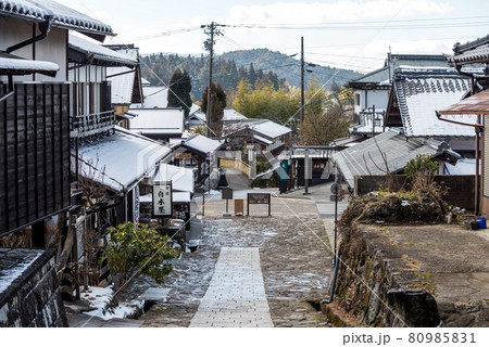 【馬籠宿】冬晴れの中山道 80985831
