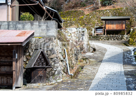 【馬籠宿】冬晴れの中山道 【馬籠宿】冬晴れの中山道 80985832