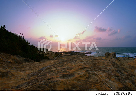 夕焼けに染まる海辺の輝きと鮮やかな色彩 夕焼けに染まる海辺の輝きと鮮やかな色彩 80986396
