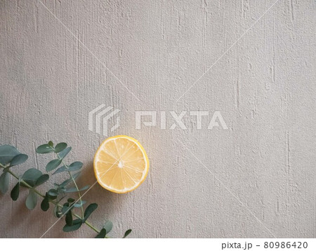 レモンやオレンジ柑橘系とユーカリの葉。リラックス・アロマの香り。 レモンやオレンジ柑橘系とユーカリの葉。リラックス・アロマの香り。 80986420