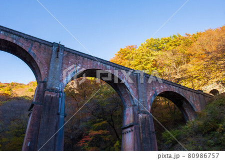 秋の碓氷峠 紅葉のアプトの道 めがね橋(碓氷第三橋梁) 秋の碓氷峠 紅葉のアプトの道 めがね橋(碓氷第三橋梁) 80986757
