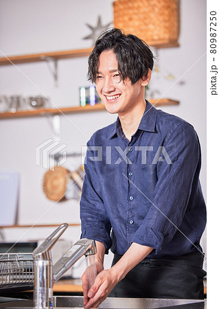 料理前に手を洗うエプロン姿の若い男性 料理男子イメージ 料理前に手を洗うエプロン姿の若い男性 料理男子イメージ 80987250
