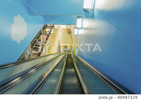 エスカレーター　多摩動物公園行き　ホーム　高幡不動駅 80987329