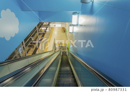 エスカレーター　多摩動物公園行き　ホーム　高幡不動駅 80987331