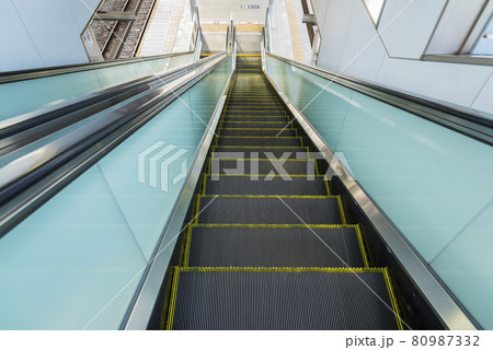 エスカレーター 多摩動物公園行き ホーム 高幡不動駅 エスカレーター 多摩動物公園行き ホーム 高幡不動駅 80987332