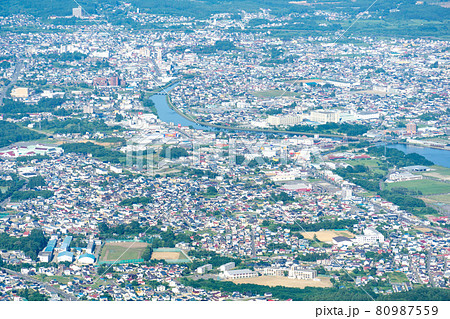 釜臥山展望台から見下ろすむつ市街 80987559