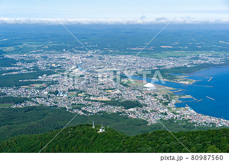 釜臥山展望台から眺めるむつ市街 80987560