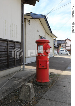 新潟　佐渡　丸ポストのある風景（新保バス停付近） 80987575
